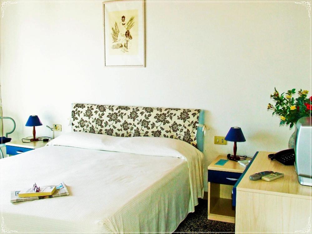 Hotel Miramare Bosa Marina Oda fotoğraf
